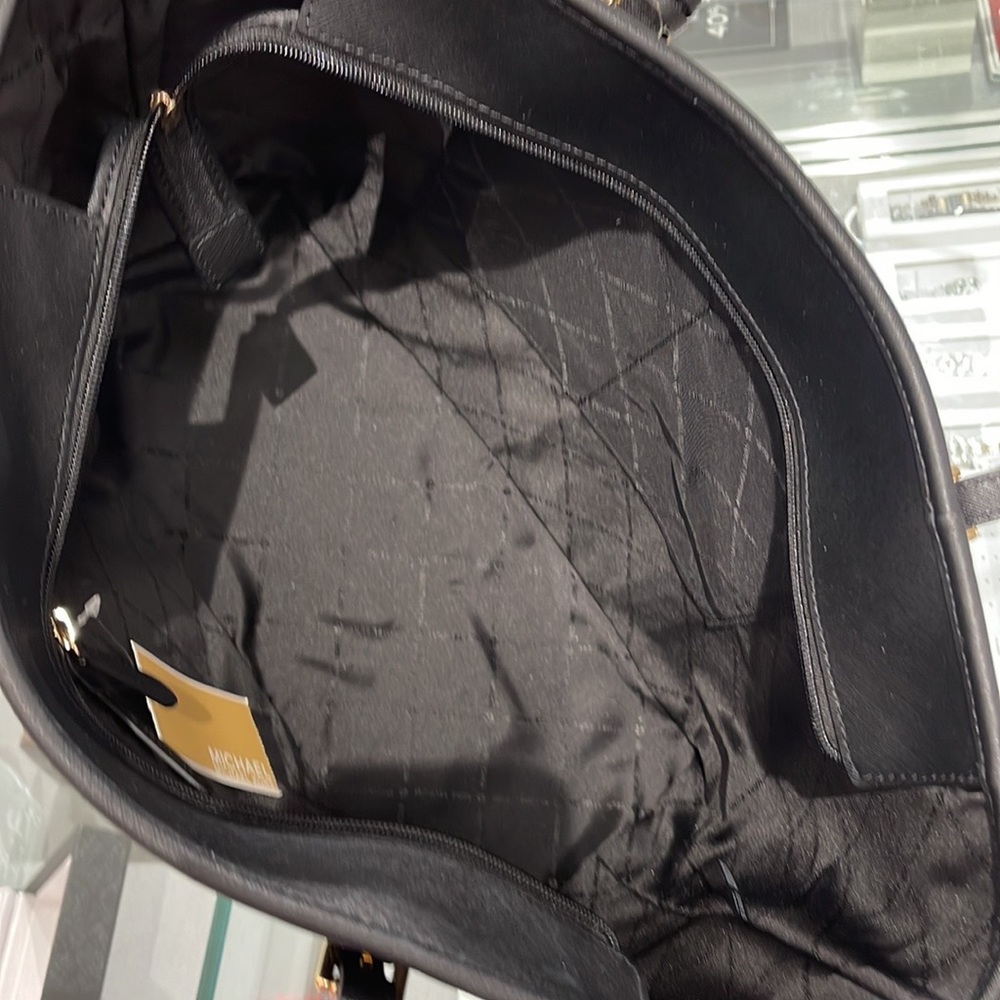 MICHAEL KORS
Jet Set Travel Large Top Zip Shoulder Tote Saffiano Leather
Black - Picture 15 of 16